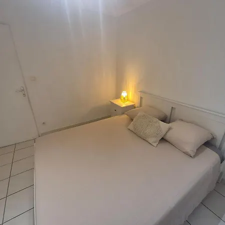 Апартаменты Large, Spacious, Fully Equipped 4p - 2bedroom - Parking *